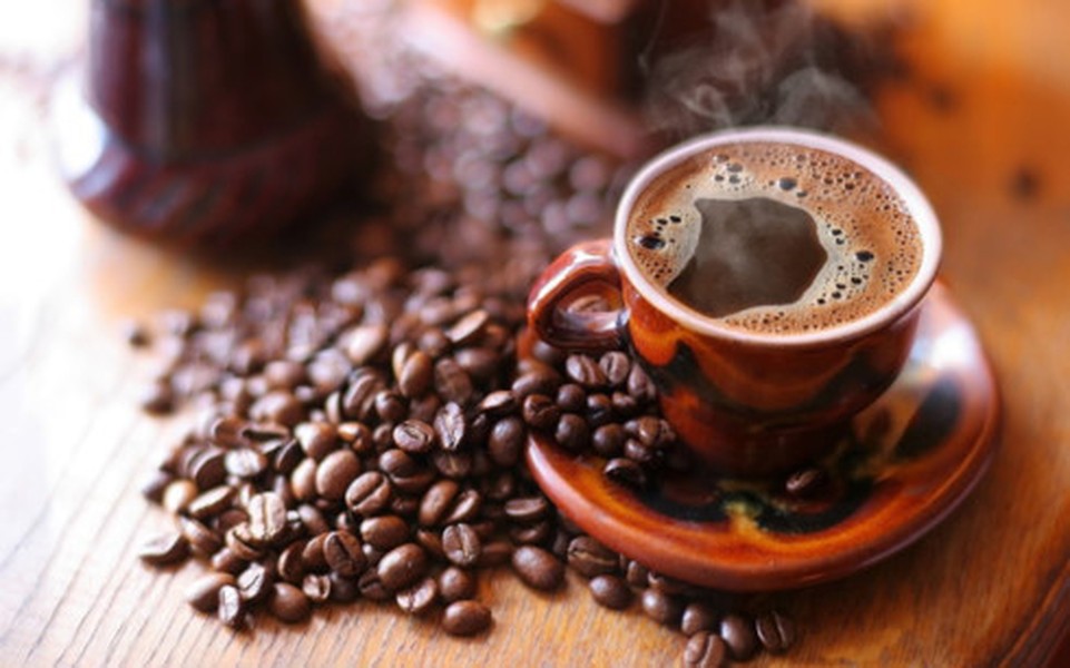 Caffeine có mặt trong hơn 60 loài thực vật tự nhiên điển hình là: hạt cà phê, lá trà, guarana (cung cấp caffeine trong nước tăng lực)...