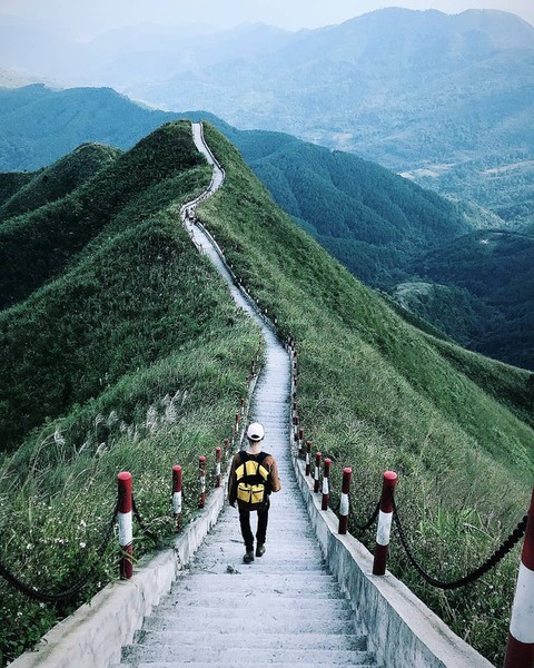  Sống lưng khủng long Bình Liêu tọa lạc tại thị trấn Bình Liêu, huyện Bình Liêu, tỉnh Quảng Ninh.