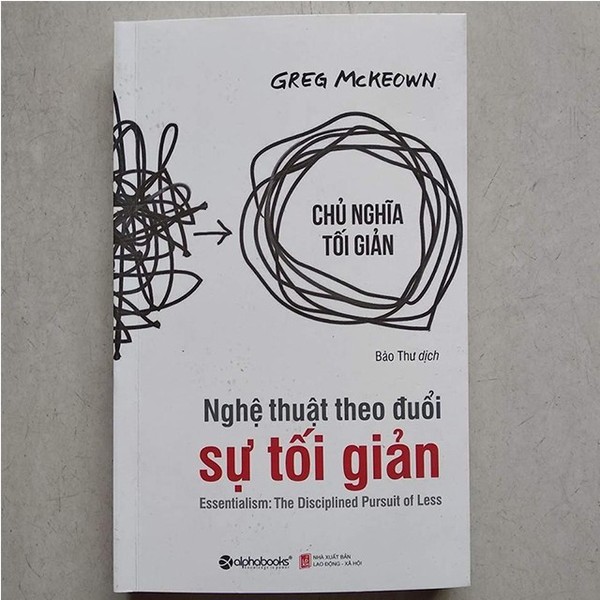 “Bạn đã bao giờ cảm thấy quá tải? thấy mình tuy làm việc hết sức nhưng không được trọng dụng? luôn bận rộn nhưng không đạt được hiệu quả? Giống như việc bạn luôn di chuyển nhưng chẳng đi được đến đâu cả?”.  Cuốn sách Nghệ thuật theo đuổi sự tối giản sẽ giúp bạn tìm được câu trả lời.