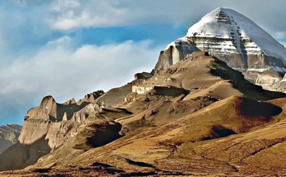 Nằm trong dãy Himalaya và cách thủ phủ Lhasa của Tây Tạng hơn 1.000 km về hướng Tây là  núi thiêng Kailash với độ cao 6.714m so với mực nước biển.