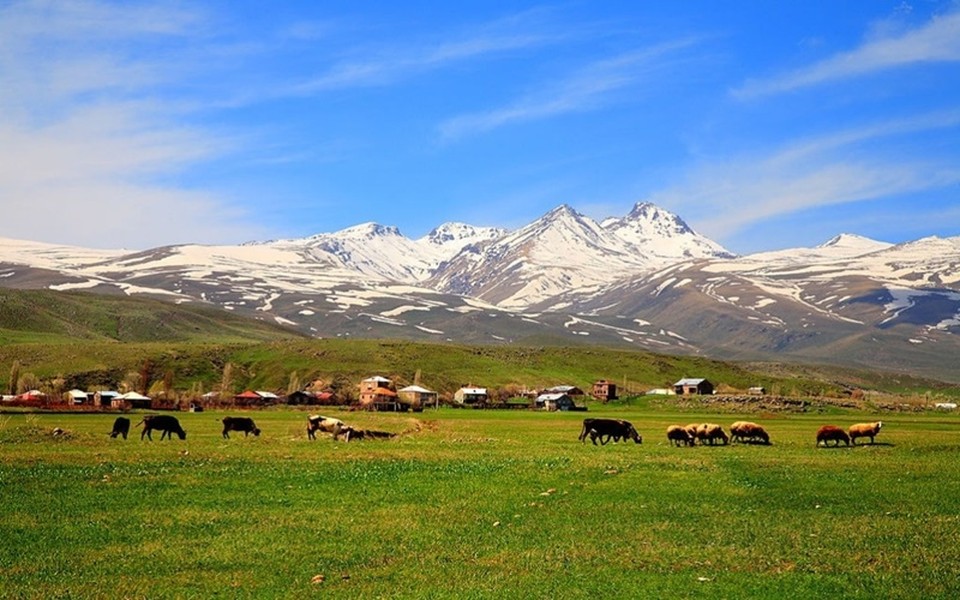 Armenia là một quốc gia cổ đại: Armenia là một trong 6 quốc gia cổ nhất từng tồn tại qua hàng nghìn năm. Cái tên Armenia lần đầu tiên được nhắc đến trong bản thảo của vua Dari I’s Behistun vào năm 520 trước Công nguyên.