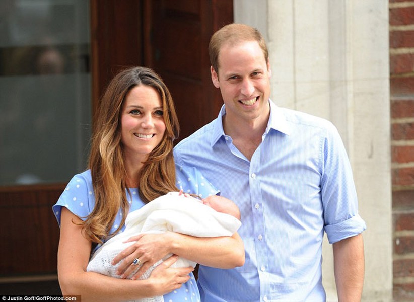 Tối qua, vào lúc 19h15 (giờ địa phương), vợ chồng công tước xứ Cambridge William-Kate bồng Hoàng tử nhỏ lần đầu xuất hiện trước công chúng.