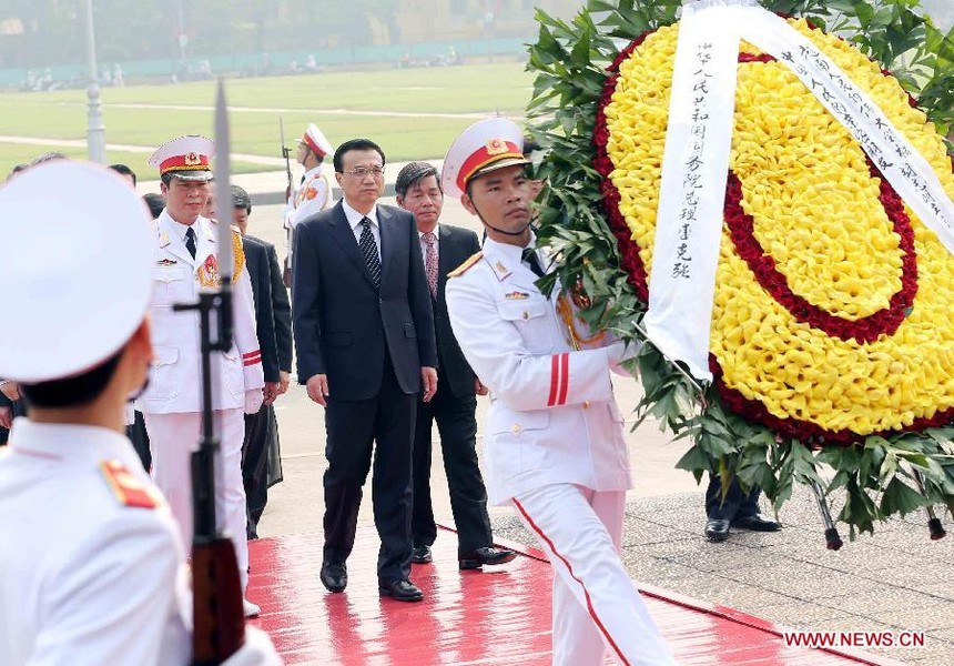 Ông Lý Khắc Cường mang vòng hoa đến viếng Chủ tịch Hồ Chí Minh tại Hà Nội.