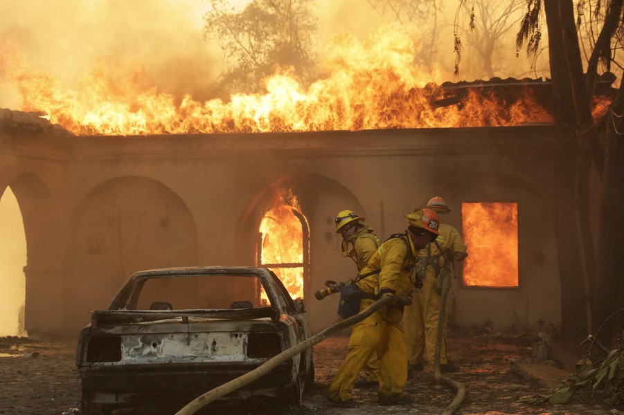 Vụ cháy rừng quốc gia Angeles ở phía đông bắc thành phố Los Angeles bắt đầu mất kiểm soát hôm qua 16/1 và lan xuống khu dân cư ở chân đồi, thiêu rụi một số ngôi nhà và phương tiện của người dân.