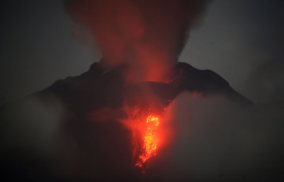 Núi lửa Kelud (trong ảnh) - một trong 150 núi lửa của Indonesia sớm ngày 14/2 phun trào dữ dội, giết chết 2 người và khiến 100.000 người phải đi sơ tán để tránh dòng dung nham và tro bụi núi lửa. Trước đó, Sinabung - ngọn núi lửa nguy hiểm nhất ở Indonesia liên tục hoạt động dữ dội. Đầu tháng này, dòng dung nham nóng bỏng của nó tràn xuống, nhấn chìm ngôi làng gần đó, giết chết 16 người.