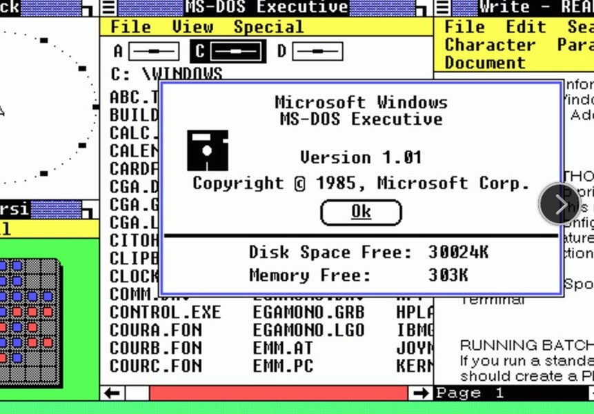 Microsoft Windows 1.0 (ảnh) “chào đời” vào tháng 10/1985. Đáng tiếc cho Microsoft, hệ điều hành đời đầu này không thể truyền cảm hứng cho người dùng, đặc biệt khi so sánh với giao diện có đồ họa thân thiện với người dùng hơn của hệ điều hành được phát triển bởi Apple cho máy Macintosh.