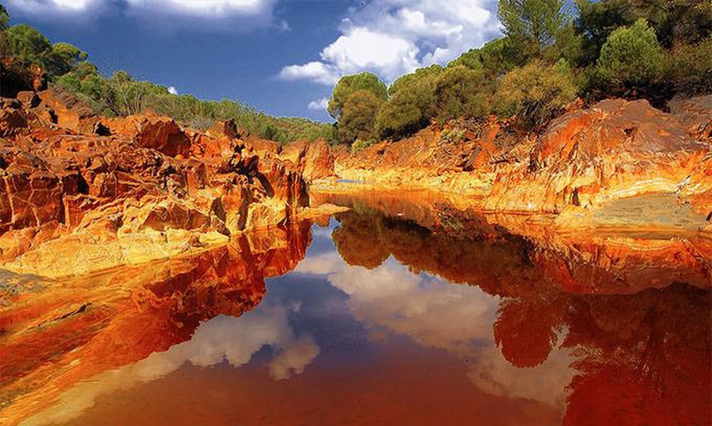 Sông Rio Tinto, Tây Ban Nha. Dòng sông nhuộm màu đỏ như máu, ngay cả những viên đá lởm chởm cũng ứa đỏ theo thời gian, mang đến hình ảnh chết chóc, đáng sợ như từ một thế giới xa lạ, chứ không phải có mặt trên Trái đất.