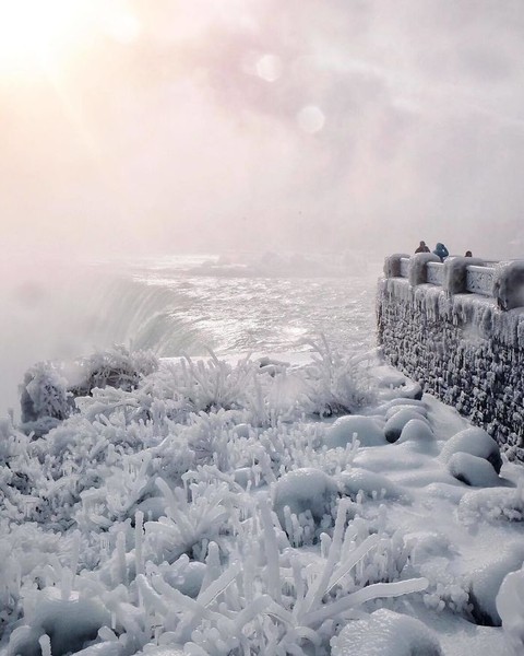 Thời tiết lạnh giá cũng tạo ra khung cảnh thiên nhiên kỳ thú tại  thác nước Niagara nổi tiếng, khi mọi thứ đều bị đóng băng trắng xóa.