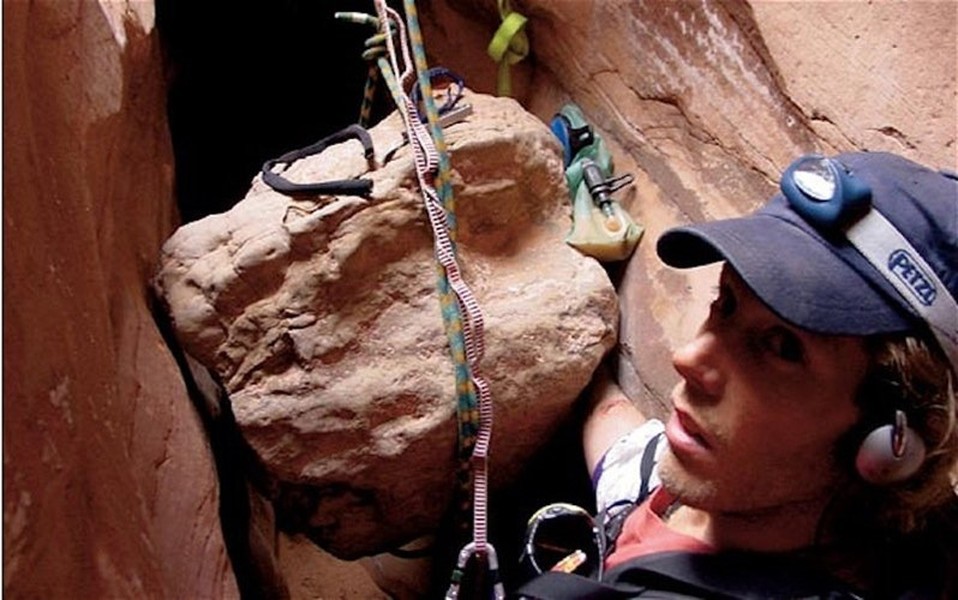 Tháng 5/ 2003, Aron Ralston bị một tảng đá nặng tới hơn 360kg rơi trúng người khi đang leo núi ở Utah và bị kẹt tay phải. Suốt 5 ngày, với rất ít thức ăn và nước, ông đã dùng các tảng đá để giải thoát cánh tay và cắt cả gân tay bằng một con dao cùn để  sống sót thần kỳ.