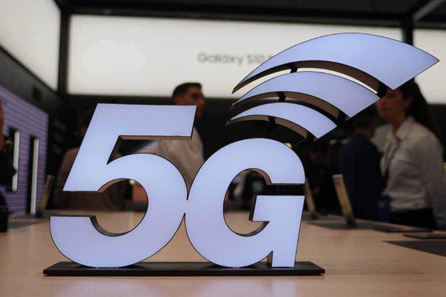 5G thực sự đã có mặt. Mặc dù chưa phổ biến nhưng trong những tháng tới, con người sẽ nghe nhiều hơn về những tiến bộ trong lĩnh vực này: tốc độ nhanh hơn, công suất lớn hơn và các ứng dụng mới được tạo ra bởi 5G. Tất cả chỉ là vấn đề thời gian khi sóng 5G bao phủ tất cả. Tất nhiên, công nghệ 5G không có tác dụng nếu không có phần cứng để khai thác. Thiết bị gần gũi và phổ biến nhất có lẽ là smartphone. Dưới đây là những mẫu  smartphone 5G đã và sẽ xuất hiện trong năm nay.