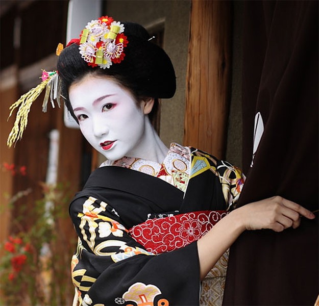 Nghệ thuật làm đẹp ở thế kỷ vàng của Geisha được tiếp tục từ những năm 60 của thế kỷ XIX và đến đầu thế kỷ XX. Chính trong thời kỳ này đã lập ra một hệ thống phức tạp và tinh tế về giáo dục những “phụ nữ-hoa”, tức Geisha.