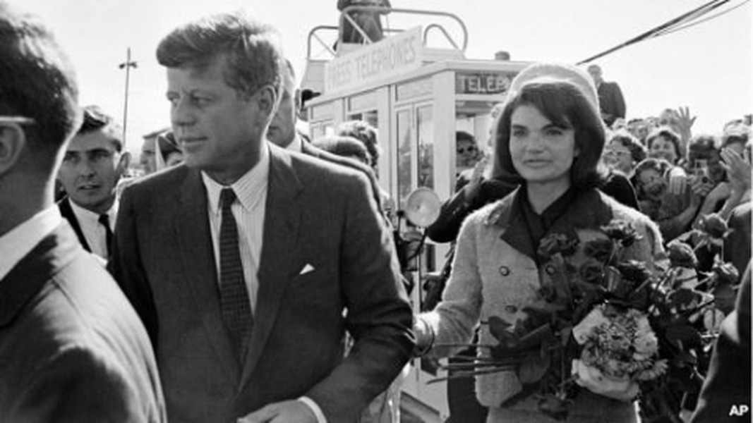 Tổng thống John F. Kennedy cùng Đệ nhất phu nhân Jacqueline Kennedy được người dân nồng nhiệt chào đón khi tới Dallas, bang Texas hôm 22/11/1963.