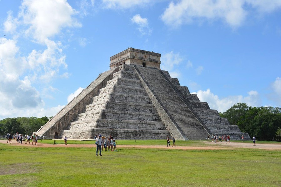 El Castillo, Chichen Itza, Mexico: El Castillo là một trong những địa điểm thu hút du khách hàng đầu ở Chichen Itza. El Castillo có nghĩa “lâu đài” trong tiếng Tây Ban Nha và là  đền thờ của Kukulcan, thần Feathered Serpent, vị thần tối cao của người Maya. Ngôi đền lớn này có hình dạng như kim tự tháp bằng đá. Đây là một trong những ngôi đền cổ nhất của người Maya và được công nhận di sản thế giới. Ảnh: Earthnworld.