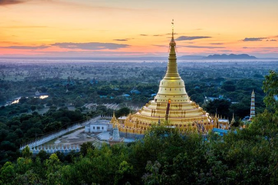 Chùa Aung Sakkya: Aung Sakkya nằm trên đỉnh đồi, hướng tầm nhìn kéo dài tận chân trời. Ngôi chùa cao 120 m, bao quanh là hàng nghìn ngôi chùa nhỏ khác.