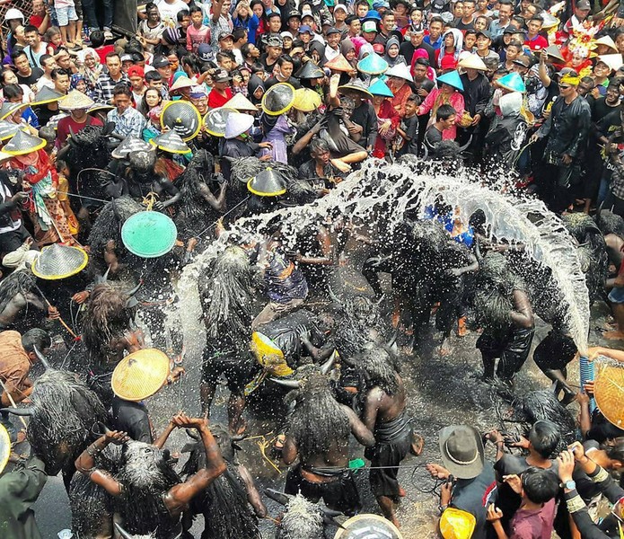 Quần đảo Indonesia rộng lớn là một trong những xã hội đa dạng nhất trên thế giới. Ngăn cách bởi biển, cư dân ở mỗi đảo sống tách biệt, có ngôn ngữ, phong tục và cách sống riêng. Mặc dù đất nước phát triển hiện đại hóa, rất nhiều bộ lạc ở Indonesia vẫn lưu truyền những nghi thức và truyền thống cổ xưa. Ở đây bao gồm những nghi thức độc nhất, phản ánh bản sắc của bộ lạc và gây hiếu kỳ cho du khách. Ảnh: @titirahmaningtiyas.