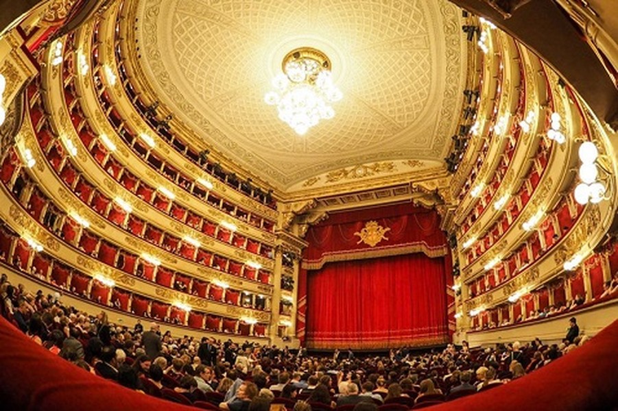 La Scala (Italy): La Scala, hay Teatro alla Scala trong tiếng Italy, có lẽ là  nhà hát opera nổi tiếng nhất thế giới, nơi trình diễn những tác phẩm nghệ thuật kinh điển, đỉnh cao. Là điểm du lịch hút khách tại Milan, thủ phủ vùng Lombardy phía bắc "đất nước hình chiếc ủng", La Scala được xây dựng vào năm 1778. Một lòng chảo lõm dưới sàn gỗ của dàn nhạc giúp mang đến âm thanh tuyệt vời cho nhà hát.