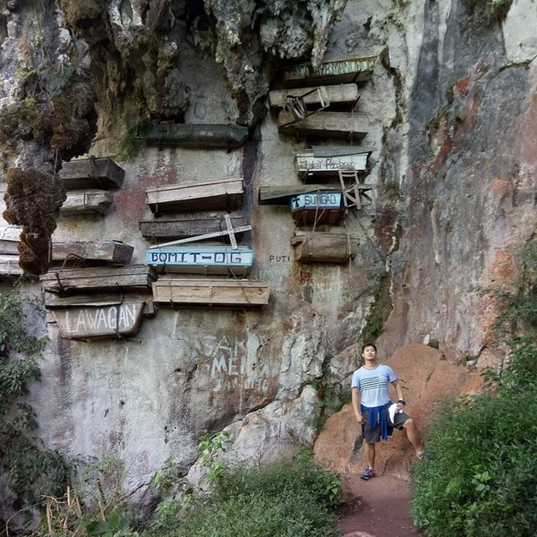 Cách đây hơn 2.000 năm, tộc người Igorot tại vùng núi Sagada ở phía bắc của Philippines đã có tập tục an táng những người quá cố trong các cỗ  quan tài gỗ và đóng đinh hoặc treo lên vách núi cao. Theo quan niệm của họ, việc chôn cất ở nơi cheo leo sẽ giúp linh hồn người chết về gần với tổ tiên hơn. Ảnh: Jordan_si_ako.