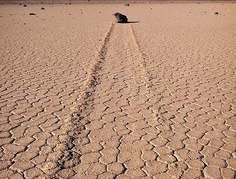 Racetrack Playa là vùng đất bùn, khô cằn nhưng đặc biệt bằng phẳng thuộc phía tây bắc của thung lũng Chết, được biết đến như một trong những nơi kì lạ nhất hành tinh khi có nhiều hiện tượng kỳ lạ.