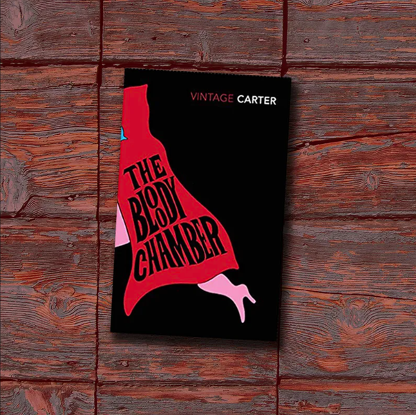 The Bloody Chamber (Angela Carter) là một tác phẩm đặc biệt. Nó “tái tạo” các câu chuyện cổ tích nổi tiếng một cách hấp dẫn, đôi khi đi theo khuôn mẫu quen thuộc, đôi khi lại đi theo mạch truyện mới. Chính điều này đã tạo nên sức hút lớn của tác phẩm. Ảnh: I Can Blame My Shelf.