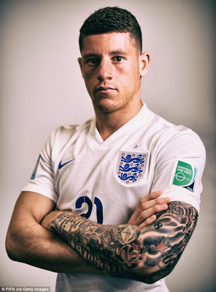 Sao tuyển Anh, Ross Barkley có cánh tay trái dày đặc những hình xăm, với những dòng chữ ghi lại câu nói của triết gia Hy Lạp cổ đại Aristotle, hai hình sọ người, ba bông hồng, năm ngôi sao đỏ, những chữ số Là Mã “XX,VIII, MMXI” đánh dấu ngày anh có trận ra mắt Everton ngày 20/08/2011.