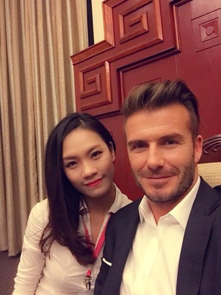 Trong lần David Beckham trở lại thăm Việt Nam mới đây, nữ tiếp viên hàng không có nickname Hin Phuong đã là người được tiếp cận, thậm chí chụp ảnh chung với chàng cầu thủ đẹp trai vốn làm rất nhiều phụ nữ trên thế giới phát cuồng này.