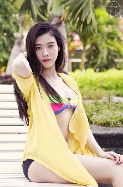 Thái Ngọc Sang, sinh năm 1998, hiện sinh sống và làm việc tại TP HCM, là gương mặt  hot girl Sài thành mới nổi được nhiều dân mạng chú ý qua nhiều bức ảnh khoe vóc dáng nuột nà, ba vòng bốc lửa lan truyền mạnh mẽ trên Facebook.