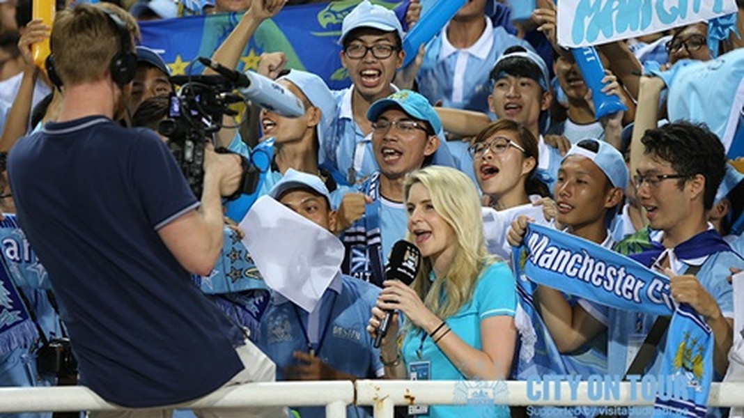 Trong những ngày Man City sang Việt Nam, một  nữ nhà báo xinh đẹp trong đoàn CLB này đã để lại không ít ấn tượng với các fan, hội CĐV có mặt tại sân Mỹ Đình. Nữ nhà báo xinh đẹp giao lưu với các fan Việt Nam và cùng họ tạo nên bầu không khí sôi động, những khoảnh khắc khó quên trên khán đài.