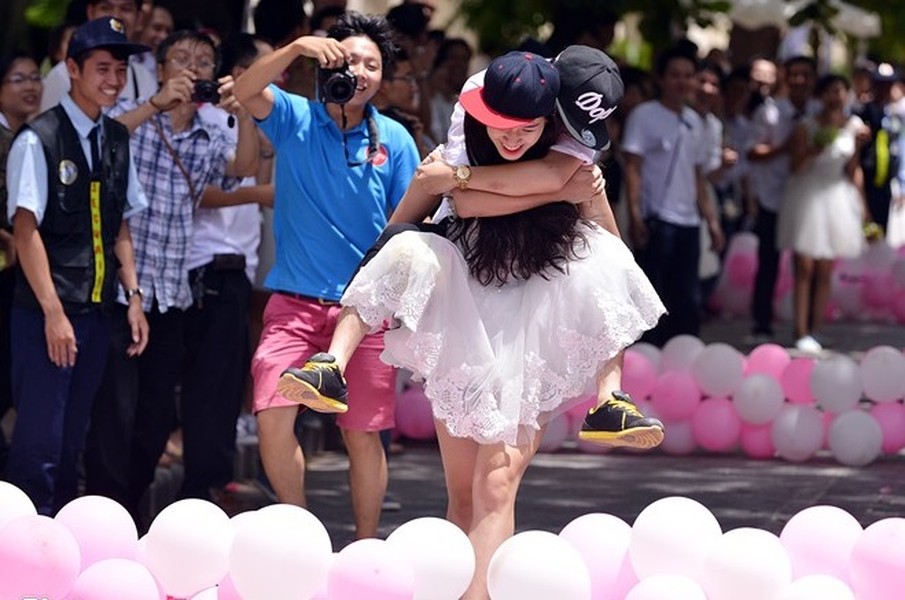 Trong cuộc đua Marathon - Tình yêu và thử thách diễn ra sáng qua (16/8), các khán giả đã được một phen cười bò khi chứng kiến cảnh một  cô dâu cõng chú rể chạy nốt chặng đua vượt chướng ngại vật dài 50m với hy vọng giành tiền thưởng 30 triệu đồng. Cô dâu xinh đẹp và câu chuyện tình yêu thú vị của cặp đôi này nhanh chóng trở thành đề tài của nhiều dân mạng, fanpage. Ảnh: Zing.