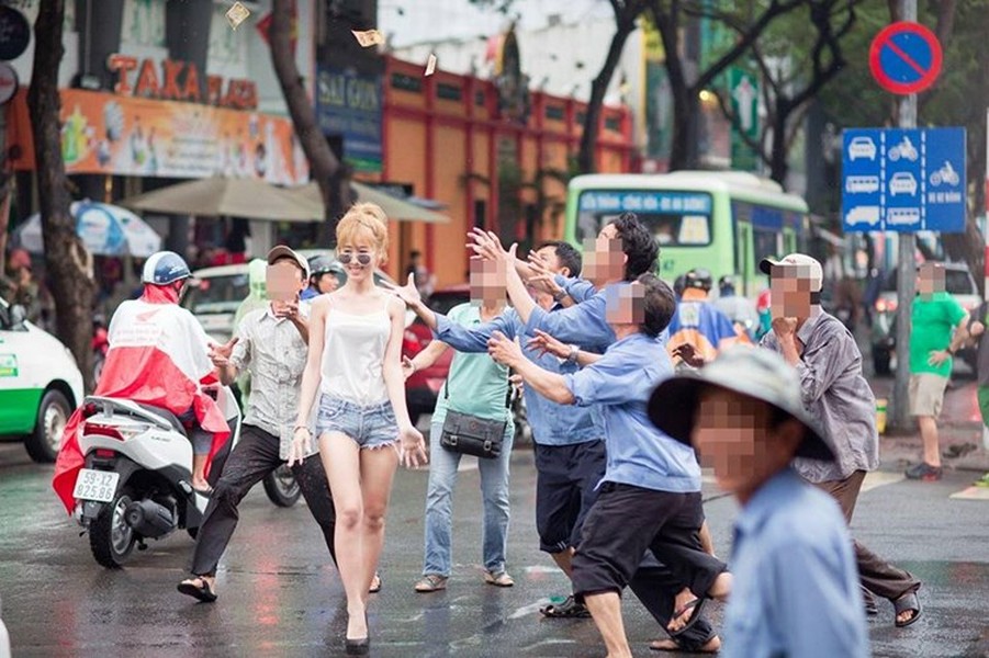  Chân dài 9X Trương Quỳnh Tiên đang là nhân vật được nhiều người chú ý sau loạt ảnh ném tiền giữa phố Sài Gòn. Bị nhiều người chỉ trích là bày chiêu trò để nổi tiếng nhưng Quỳnh Tiên vẫn luôn khẳng định những việc mình là giống như "làm phước", không gây hại đến ai và cũng không đáng bị chỉ trích.