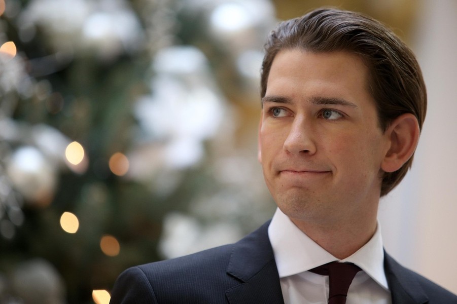 Sebastian Kurz, Ngoại trưởng Áo (29 tuổi) hiện là Bộ trưởng ngoại giao trẻ nhất châu Âu. Thời gian gần đây, ông Sebastian Kurz thường xuyên xuất hiện trên báo chí nước ngoài không chỉ vì liên quan đến chính trị mà còn bởi ngoại hình đẹp trai, lịch lãm của mình.