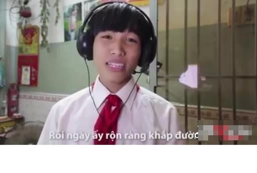 Vài ngày gần đây, dân mạng Việt như "phát điên" với clip " Con người ta" chế từ ca khúc "Vợ người ta" gây sốt của Phan Mạnh Quỳnh. Clip chế "Con người ta" gây ấn tượng mạnh bởi phần lời được làm mới hoàn toàn, với phần lời siêu hài hước và ngoại hình của chàng "ca sĩ" cũng tếu không kém. Nhân vật chính trong clip mặc đồng phục học sinh, đeo khăn quàng đỏ và để kiểu tóc siêu ngố khiến mọi khán giả đều phải phì cười.