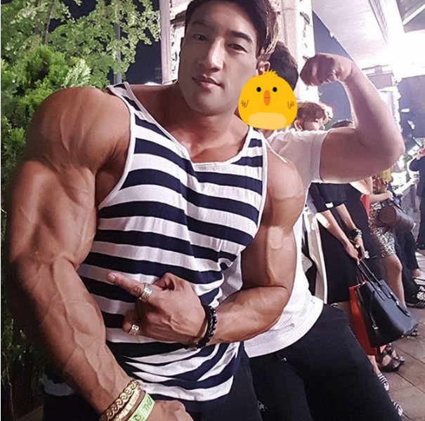 Thời gian gần đây, hình ảnh một  hot boy Hàn Quốc có thân hình cơ bắp được chia sẻ rộng rãi trên mạng xã hội và tạo ra sự kinh ngạc, bất ngờ với đông đảo bạn trẻ, dân mạng xứ kim chi. Nhân vật chính đang gây sốt là chàng trai khoảng 23-24 tuổi với khuôn mặt đậm chất đàn ông Hàn Quốc nhưng lại có thân hình như Hộ Pháp với những múi cơ nổi cuồn cuộn, săn chắc và to lớn đến mức khó tin. Ảnh trong bài: Issuebada.