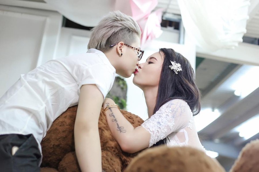 Cộng đồng LBGT đã không còn xa lạ với tên tuổi của Hứa Vy (SN 1994, An Giang) và Trà Mi (SN 1997, TP HCM), họ từng là cặp đôi được nhiều người ngưỡng mộ bởi câu chuyện tình yêu ngọt ngào, siêu đáng yêu. Trước đó, Hứa Vy cũng từng gây ồn ào bởi vụ đánh nhau trên phố đi bộ tốn không ít giấy mực của báo giới.