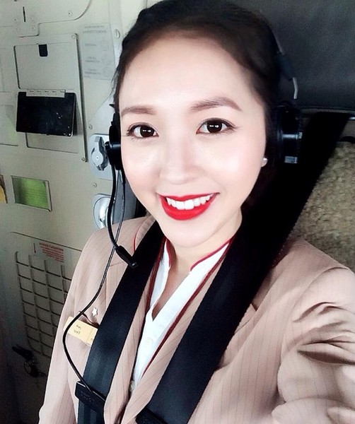 Vũ Nguyễn Kiều Phương (24 tuổi), làm việc cho Hãng hàng không Arab  Emirates Airlines. 9X từng tốt nghiệp loại giỏi khoa Anh, Đại học Ngoại ngữ (Đại học Quốc gia Hà Nội).