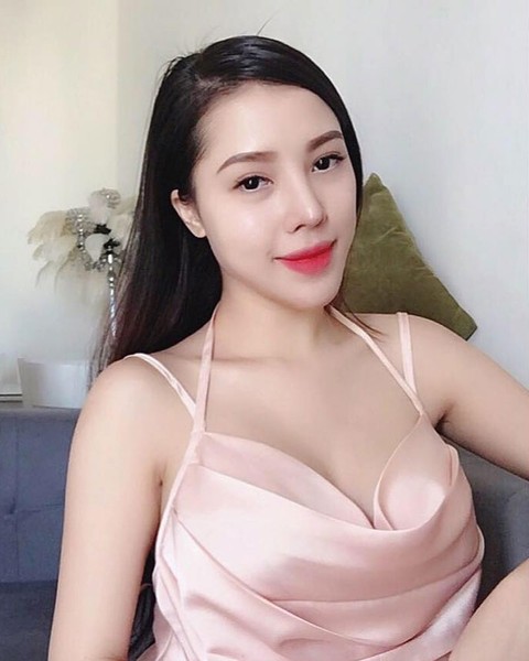 Hoàng Kim Thanh sinh 1993, hiện tại đang sống và làm việc tại TP HCM. Kim Thanh không chỉ được chú ý đến bởi nhan sắc mà còn bởi chính thu nhập "khủng" do chính bản thân kiếm ra khiến nhiều người nể phục. Hiện tại thì Thanh đang kinh doanh mỹ phẩm online trên trang cá nhân. Ngoài ra Thanh còn phụ giúp mẹ việc vận hành cửa hành bánh của gia đình.