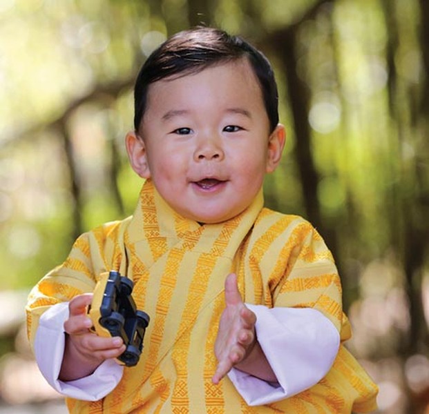 Để chào mừng sinh nhật tròn 1 tuổi của hoàng tử Jigme Namgyel Wangchuck sẽ diễn ra vào ngày 5/2, cung điện hoàng gia Bhutan đã đăng tải bức chân dung chụp hoàng tử Jigme Namgyel Wangchuck với đôi má bầu bĩnh cùng biểu cảm đáng yêu. Trong ảnh,  hoàng tử Bhutan mặc trang phục sọc màu vàng, cầm một chiếc xe hơi đồ chơi cũng màu vàng và mỉm cười. Bức ảnh được chụp tại Điện Lingkana, nơi cậu bé sống cùng cha mẹ: vua Jigme Khesar Namgyel Wangchuck, 36 tuổi và hoàng hậu Jetsun Pema, 25 tuổi. Qua bức ảnh có thể thấy, hoàng tử bé có mái tóc dày giống hệt cha.