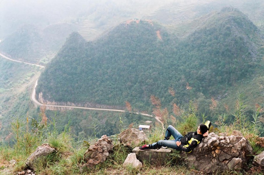 “Đặc sản”  Hà Giang trong nét truyền thống có lẽ phải kể đến những ngôi nhà trình tường nhấp nhô trên triền dốc.