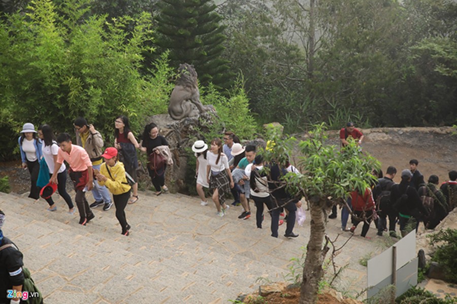 Sáng 29/4 hàng trăm bạn trẻ đổ về ngôi chùa  Linh Quy Pháp Ấn (xã Lộc Thành, huyện Bảo Lâm, Lâm Đồng), nơi từng là địa điểm quay video MV 'Lạc trôi' của Sơn Tùng M-TP vui chơi. Ngay từ 5h, hàng trăm người đã leo lên chùa với mong muốn được ngắm biển mây và phong cảnh kỳ ảo nơi này.