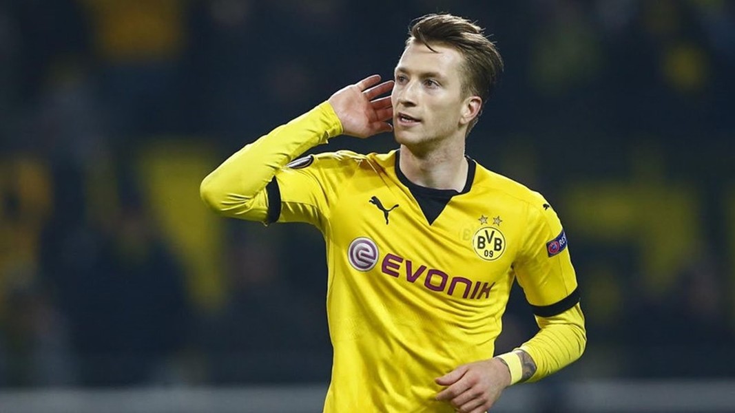  1. Marco Reus/Dortmund (28 tuổi): Đẹp trai, trung thành lại còn rất tài năng nhưng đáng tiếc sự nghiệp của Marco Reus cứ luôn bị ám ảnh bởi cơn ác mộng mang tên chấn thương. Khi đã sắp bước sang sườn dốc bên kia sự nghiệp, tiền đạo người Đức thừa nhận mong muốn chia tay Dortmund để tìm thử thách mới. Reus tiết lộ có khoảng 5 câu lạc bộ ở châu Âu đã liên hệ với anh. Tròn 30 tuổi vào ngày 31/5/2019.