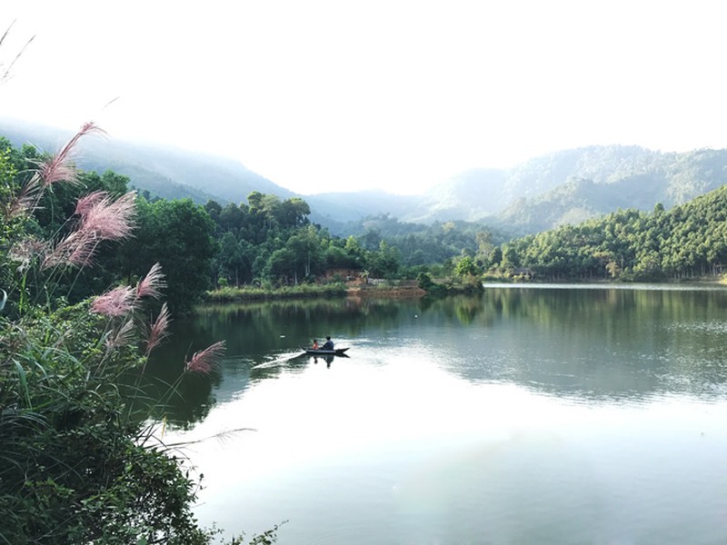 Gần đây, giới phượt đang truyền tai nhau về một địa điểm du lịch còn khá mới và hoang sơ, được ví von như “Tuyệt tình cốc” phiên bản Phú Thọ. Đó là  hồ Ly, nằm ở xã Thượng Long, huyện Yên Lập.