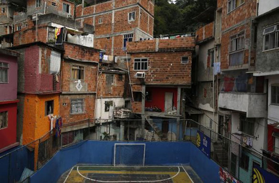 Sân bóng ở khu ổ chuột Tavares Bastos ở thành phố Rio de Janeiro.