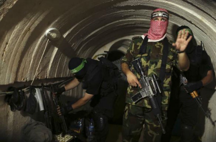 Binh sĩ người Palestine thuộc lữ đoàn vũ trang Izz el-Deen al-Qassam của phong trào Hamas trong đường hầm.