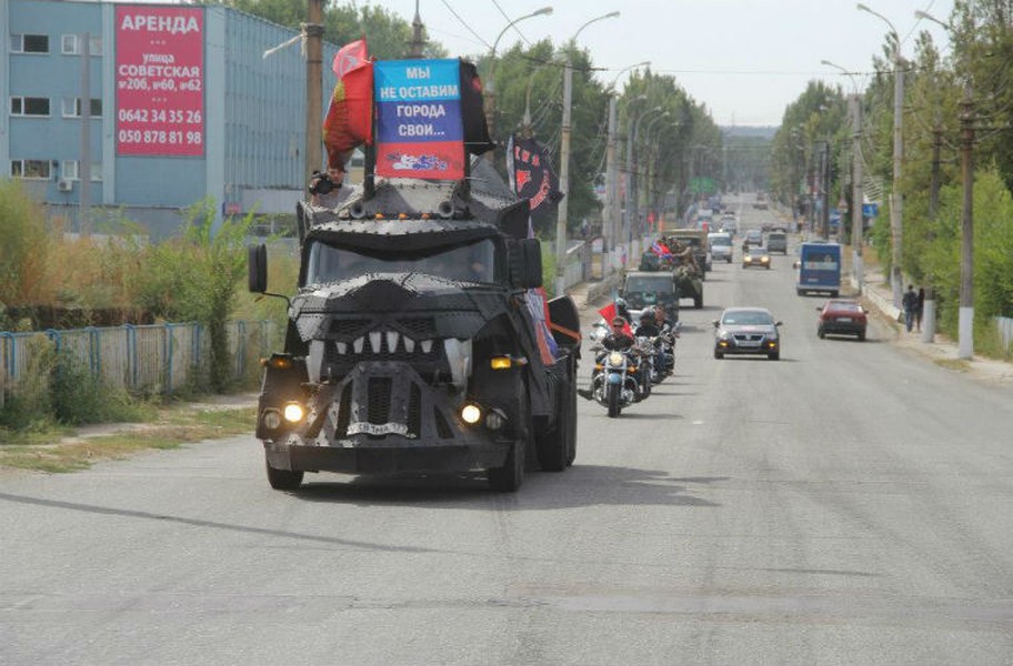 Đoàn xe diễu binh của lực lượng ly khai miền đông trong ngày lễ kỷ niệm thành phố Lugansk.