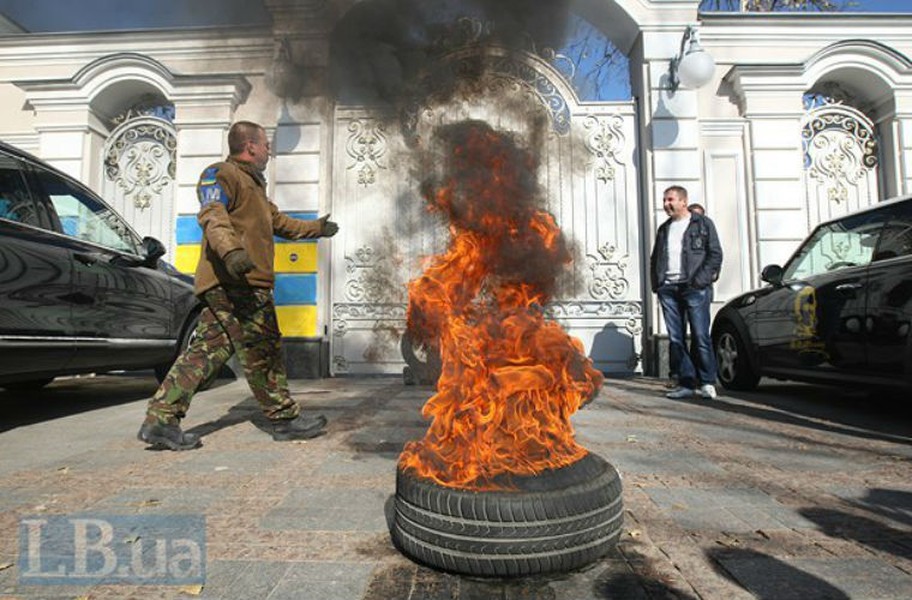 Người biểu tình đốt bánh xe trước cửa dinh thự của ông Poroshenko ở quân Koncha-Zaspa, thành phố Kiev.