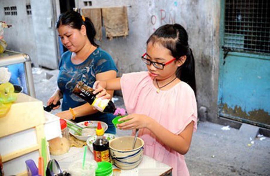 Phương Mỹ Chi sinh ra và lớn lên trong một đại gia đình có hơn 14 người cùng sinh sống trong căn nhà chật hẹp ở một xóm lao động nghèo. Cha của Phương Mỹ Chi mang bệnh, nên chỉ có thể làm thuê kiếm sống qua ngày. Mẹ em bán chè ở đầu ngõ. Cả gia đình em sống bằng quán chè nhỏ của mẹ. Cô Út của Phương Mỹ Chi vốn là ca sĩ dòng nhạc dân ca nhưng mắc bệnh tiểu đường dẫn đến lòa 2 mắt. Hàng ngày, sau giờ học, Phương Mỹ Chi giúp mẹ bán hàng và nuôi dưỡng đam mê với những điệu dân ca theo sự chỉ dạy của cô Út.