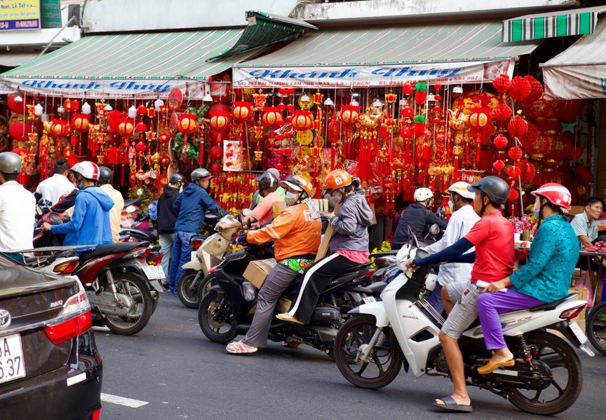  Đường Hải Thượng Lãn Ông  (quận 5) là khu vực sinh sống của đông đảo cộng đồng người Hoa. Đây cũng là một trong những điểm bán đồ trang trí lớn nhất TPHCM. Vào mỗi dịp Tết đến, con đường này lại khoác lên mình “chiếc áo” đỏ rực. Ảnh: Lạc Hà.