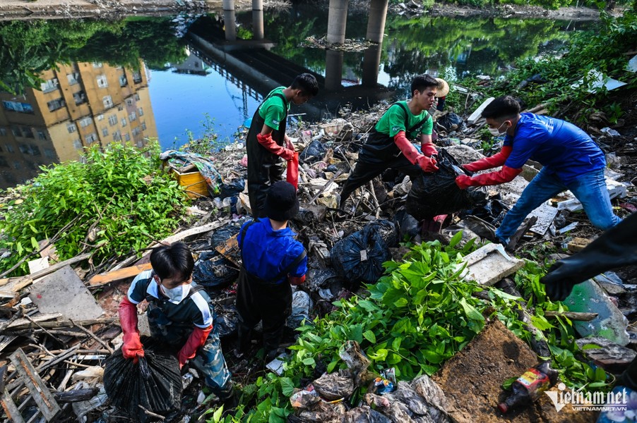 Sáng Chủ nhật hàng tuần, nhóm tình nguyện viên  Hà Nội Xanh cùng nhau đi vớt rác khắp Thủ đô. Hôm nay, các bạn trẻ có mặt tại chân cầu Mậu Lương 1, nơi dòng sông Nhuệ chảy qua. Vị trí này đang rất ô nhiễm, rác nổi lềnh phềnh.