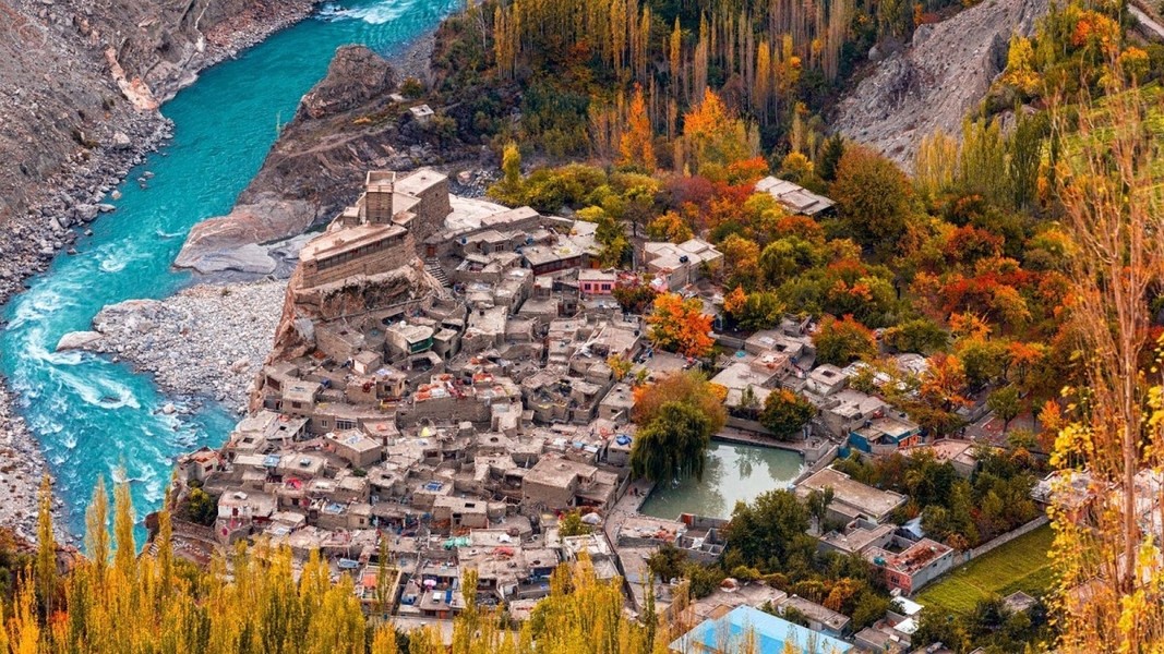 Thung lũng Hunza nằm biệt lập ở độ cao gần 2.500 m, phía bắc Pakistan, giáp với khu vực Tân Cương của Trung Quốc và hành lang Wakhan, Afghanistan. Đây là nơi cư ngụ của  bộ tộc Hunza, còn gọi là Burusho. Ảnh: Levart.