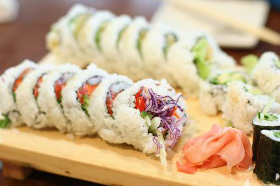 Sushi chay. Sushi hay cơm cuộn là món ăn không còn mới lạ với nhiều người. Bằng cách kết hợp màu sắc phù hợp từ rau củ, bạn sẽ dễ dàng có được tác phẩm đặc sắc chiêu đãi cả gia đình.