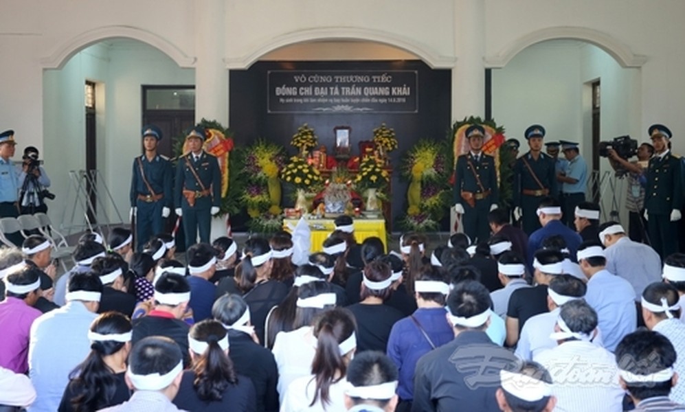 Sáng nay (20/6), tại nhà tang lễ Quân khu 4 (TP Vinh, tỉnh Nghệ An), hàng nghìn người dân cùng nhiều quân nhân thuộc các lực lượng vũ trang và người thân của  Đại tá Trần Quang Khải - Phi công Su-30MK2 - đã đến viếng anh. Ảnh: Đại Đoàn Kết.